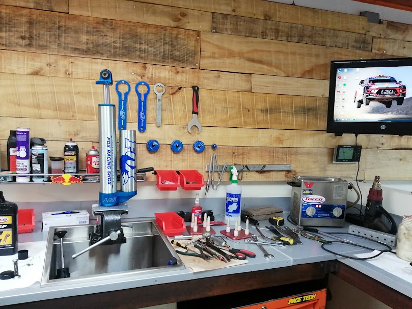 Área técnica preparada para diagnóstico y reparación en Volcano Garage